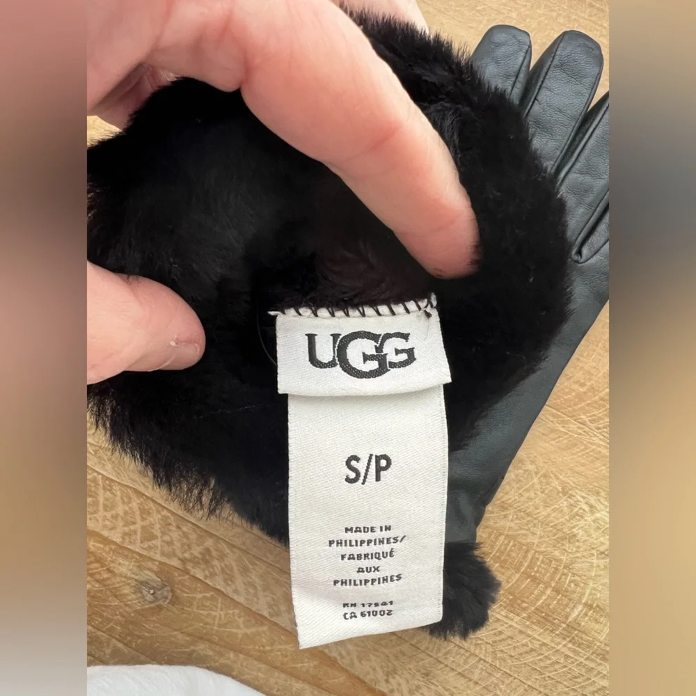 UGG Leather Quilted Logo Tech Glove in Black Size Small
